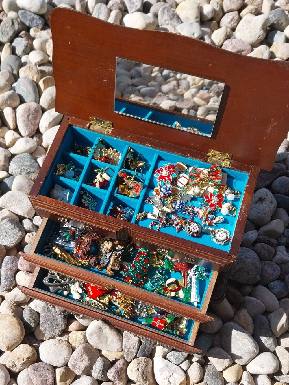 Vintage Chrictmas Women's Brooch Jeeelry Lot